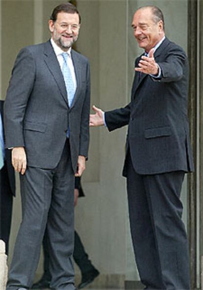 Jacques Chirac se despide de Mariano Rajoy a la puerta del Elíseo.