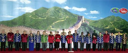 Algunos de los mandatarios asistentes a la cumbre de Shanghai escuchan al presidente chino, Jiang Zemin.