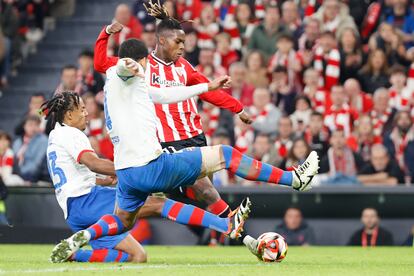 El delantero del Athletic Nico Williams lucha con el uruguayo Ronald Araújo y con el francés Jules Koundé (izquierda), durante el partido