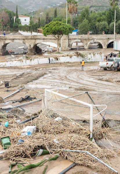 Vista del estado en que ha quedado el campo de fútbol de la localidad malagueña de Benamargosa tras las fuertes lluvias, este jueves.