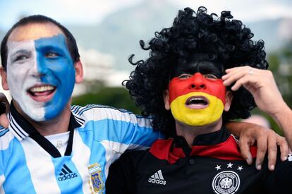 Torcedores da Argentina e da Alemanha, no Rio.