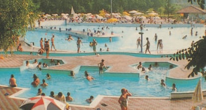 Das Buch „Aftersun“ stellt einen Dialog zwischen Bildern verlassener Wasserparks und Postkartenfragmenten aus der Zeit ihrer Eröffnung her.