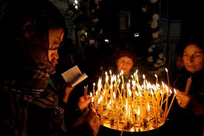 Un grupo de ortodoxos encienden velas durante una misa religiosa con motivo de la celebración del Día de San Jorge en un iglesia de Tiflis, (Georgia).