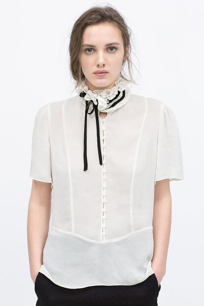 Las blusas con lazada al cuello y reminiscencias victorianas son una de las prendas de la temporada. Esta es de Zara (39,95 euros).