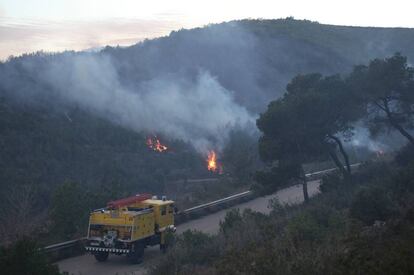 Equips d'extinció treballen en el foc d'Albinyana.