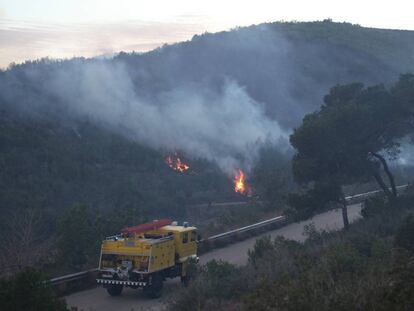 Equips d'extinció treballen en el foc d'Albinyana.