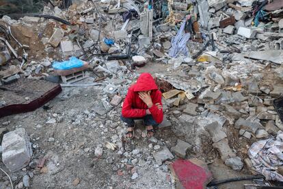 Un joven palestino se lamenta entre los escombros de los edificios bombardeados en Rafah, este viernes. 