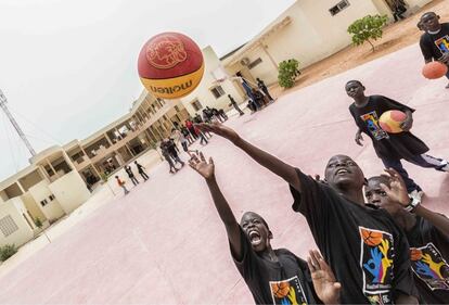 Uno de los principales objetivos del proyecto es fomentar la práctica del baloncesto como elemento generador de valores personales.