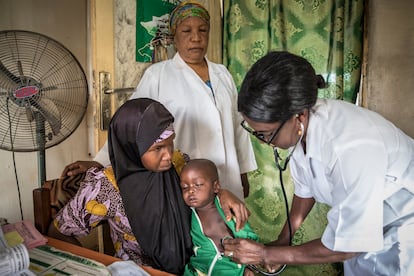 Adamu Sale, de dos años, sospechoso de padecer sarampión y neumonía, es tratado en una clínica de salud en Yola, en el estado de Adamawa, al noreste de Nigeria. Su madre Aisha Sale lo sostiene. Pincha la imagen para ir a la fotogalería completa. 