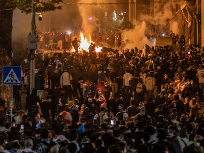 Protesta frente al Parlamento de Georgia en Tbilisi, capital del país, el domingo 5 de mayo.