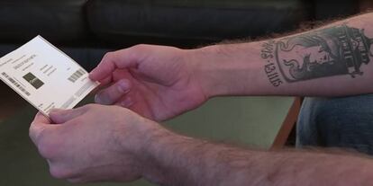Imagen del tatuaje de Cédric Rey durante una entrevista con la agencia AFP (archivo)