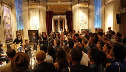 Un grupo de personas escucha un recital en el Museo Europeo de Arte Moderno, durante la Noche de los Museos.