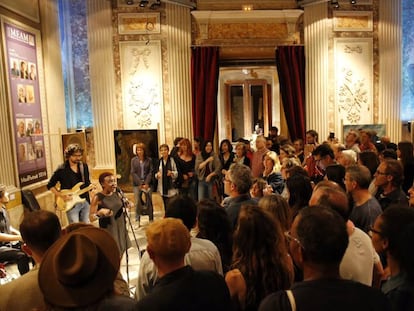 Un grupo de personas escucha un recital en el Museo Europeo de Arte Moderno, durante la Noche de los Museos.