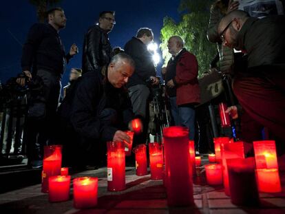 Concentraci&oacute;n en Barbate (C&aacute;diz) tras conocerse el ahogamiento de un ni&ntilde;o subsahariano y contra las pol&iacute;ticas internacionales para atender la inmigraci&oacute;n.