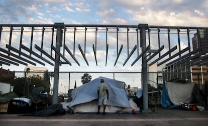 Tiendas de campaña de personas sin hogar en un puente de Los Ángeles.