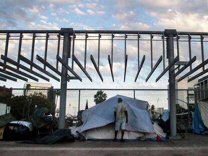 Tiendas de campaña de personas sin hogar en un puente de Los Ángeles.