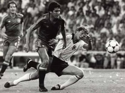 Santillana se escapa de Karl-Heinz Foster en el España-Alemania del Mundial 82.