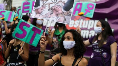 Manifestantes protestam contra o tratamento da justiça para mulheres vítimas de estupro, em novembro, no Rio de Janeiro.