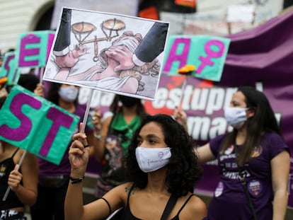 Manifestantes protestam contra o tratamento da justiça para mulheres vítimas de estupro, em novembro, no Rio de Janeiro.