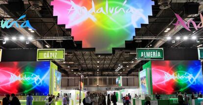 Decenas de personas visitan el estand de Andalucía en la Feria Internacional de Turismo que se celebra en Madrid.