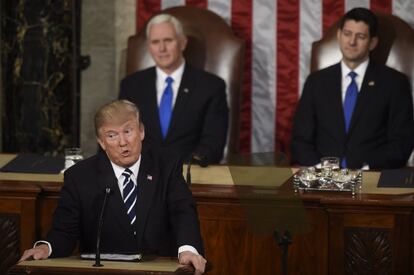 El presidente de Estados Unidos, Donald Trump, aseguró ante la sesión conjunta del Congreso que la construcción del muro en la frontera con México comenzará pronto, y será "un arma muy eficaz contra el crimen y las drogas". "Debemos restaurar la integridad y el imperio de la ley en nuestras fronteras. Por eso, pronto comenzaremos la construcción de un gran muro a lo largo de nuestra frontera sur. Se iniciará antes de lo programado y, una vez terminado, será un arma muy eficaz contra el crimen y las drogas", dijo Trump en su primer discurso ante el Congreso, en Washington D.C.