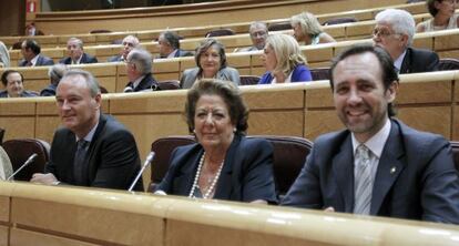 Alberto Fabra, Rita Barber&aacute; y Jos&eacute; Ram&oacute;n Bauz&aacute;, en el Senado. 