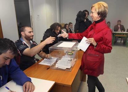 La portavoz nacional de UPyD, Rosa Díez, ha animado a votar "en libertad", tras depositar esta mañana su papeleta en la localidad vizcaína de Geñes.