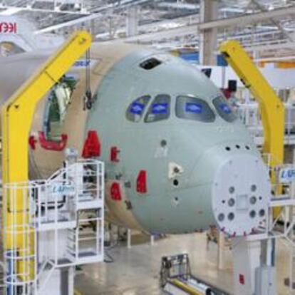 Ensamblaje final de la primera unidad del nuevo A-350 de Airbus