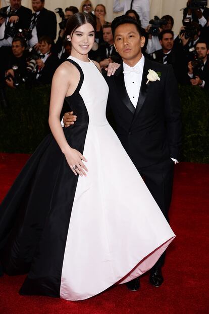 Hailee Steinfeld y Prabal Gurung.