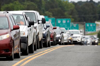 Vehículos formados en estación de Gasolina después del ataque a Colonial