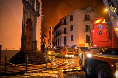 Vehículos de los bomberos en el centro histórico de Funchal, isla de Madeira (Portugal).