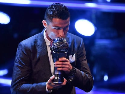 Cristiano Ronaldo besa el trofeo The Best.