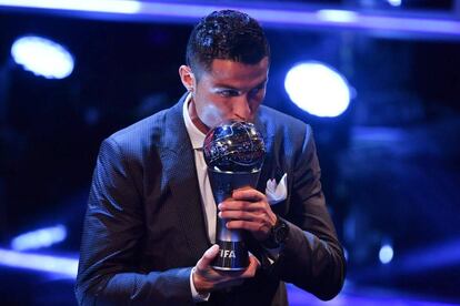 Cristiano Ronaldo besa el trofeo The Best.