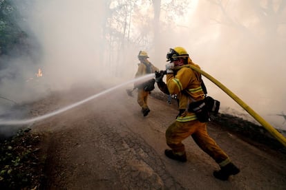 Bombeiros trabalham em Lakeport, Califórnia, em 31 de julho de 2018.