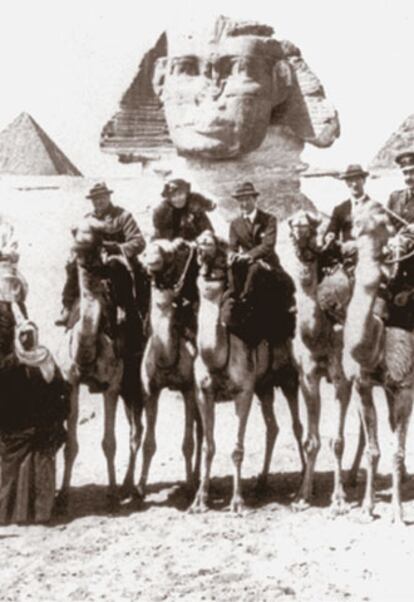 Gertrude Bell (la tercera por la izquierda), en 1921, ante la Esfinge de Gizeh, junto a Winston Churchill (a su izquierda en la foto) y T. E. Lawrence, el famoso 'Lawrence de Arabia'.