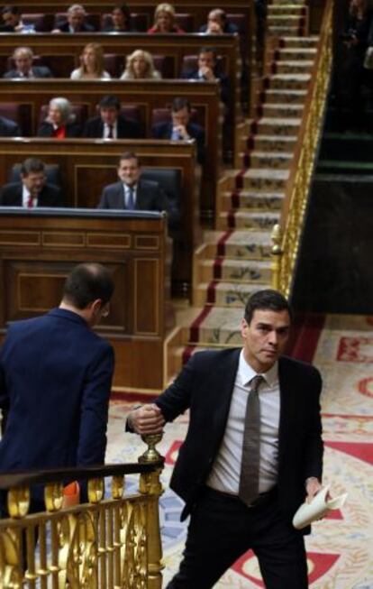 Pedro Sánchez sale precipitadamente del Congreso, este miércoles, seguido por César Luena.