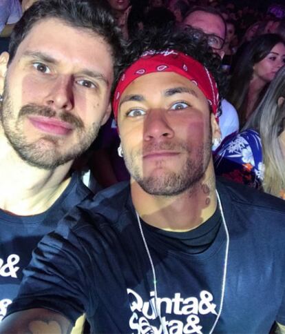 Estás de fiesta y se da ese momento inevitable de exaltación de la amistad en el que decides hacerte una foto con tu amigo y subirla a redes sociales explicando cuánto le quieres. Pero, claro, como es Neymar, el colega que le acompaña es Bruninho, jugador de la selección brasileña de voleibol que tiene en su palmarés, entre otros títulos, un oro y dos platas olímpicas. Como para no quererlo.