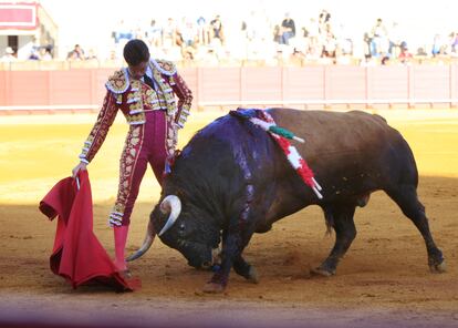 Daniel Luque, ante uno de los toros de El Parralejo, en la pasada Feria de Abril.