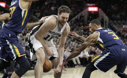 Pau Gasol, entre Gobert y George Hill. 