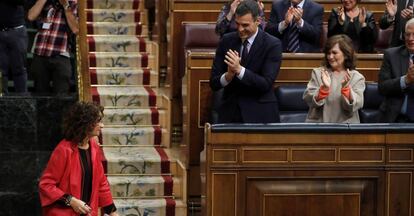 Pedro Sánchez, presidente del Gobierno, y Carmen Calvo, vicepresidenta, aplauden a María Jesús Montero, ministra de Hacienda, en el debate presupuestario.
