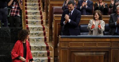 Pedro S&aacute;nchez, presidente del Gobierno, y Carmen Calvo, vicepresidenta, aplauden a Mar&iacute;a Jes&uacute;s Montero,  ministra de Hacienda, en el debate presupuestario. 