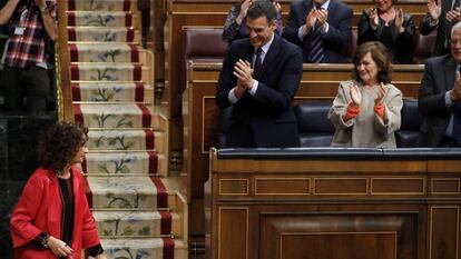 Pedro S&aacute;nchez, presidente del Gobierno, y Carmen Calvo, vicepresidenta, aplauden a Mar&iacute;a Jes&uacute;s Montero,  ministra de Hacienda, en el debate presupuestario. 