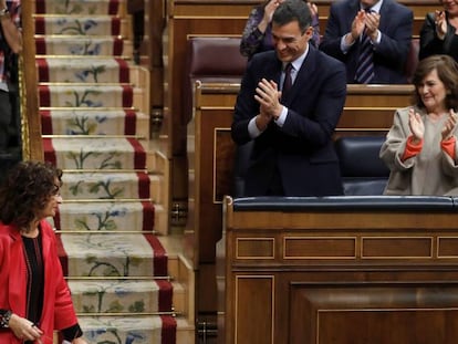 Pedro S&aacute;nchez, presidente del Gobierno, y Carmen Calvo, vicepresidenta, aplauden a Mar&iacute;a Jes&uacute;s Montero,  ministra de Hacienda, en el debate presupuestario. 