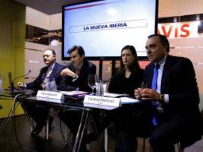 El director general comercial de Iberia, Marco Sansavini (2i), junto a los miembros de la compañía, Victor Moneo (i) y Carolina Martinoli, entre otros, durante la presentación de "la nueva Iberia", hoy en la Feria Internacional de Turismo (FITUR), en Madrid.