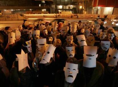 Manifestantes con caretas blancas en la protesta de Madrid.