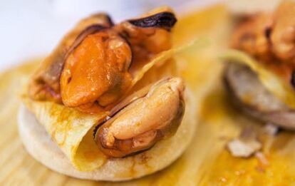 Bocata de mejillones con patatas en El Porrón Canalla.