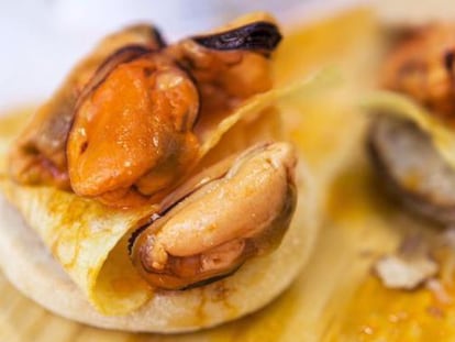 Bocata de mejillones con patatas en El Porr&oacute;n Canalla.