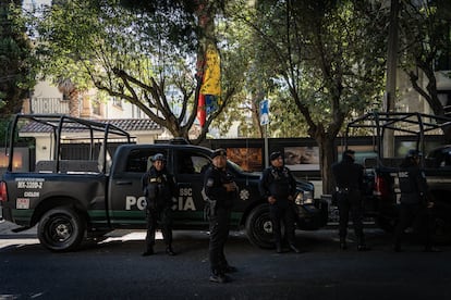 Policías resguardan la Embajada de Ecuador en Ciudad de México antes de una manifestación, el 6 de abril.