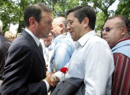 Juan José Ibarretxe (izquierda) y Patxi López se saludan en un homenaje a combatientes de la Guerra Civil bajo mando del Gobierno vasco.