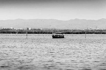 Una barca turística cruza el lago de L&#39;Albufera